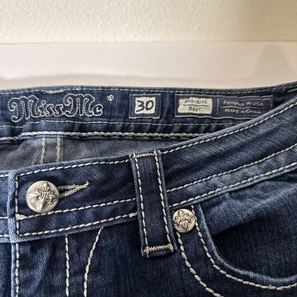 Miss Me 30 Mid Rise Boot Cut MV5182815D Fleur De Lis Embroidered Pocket W1 - Picture 2 of 6